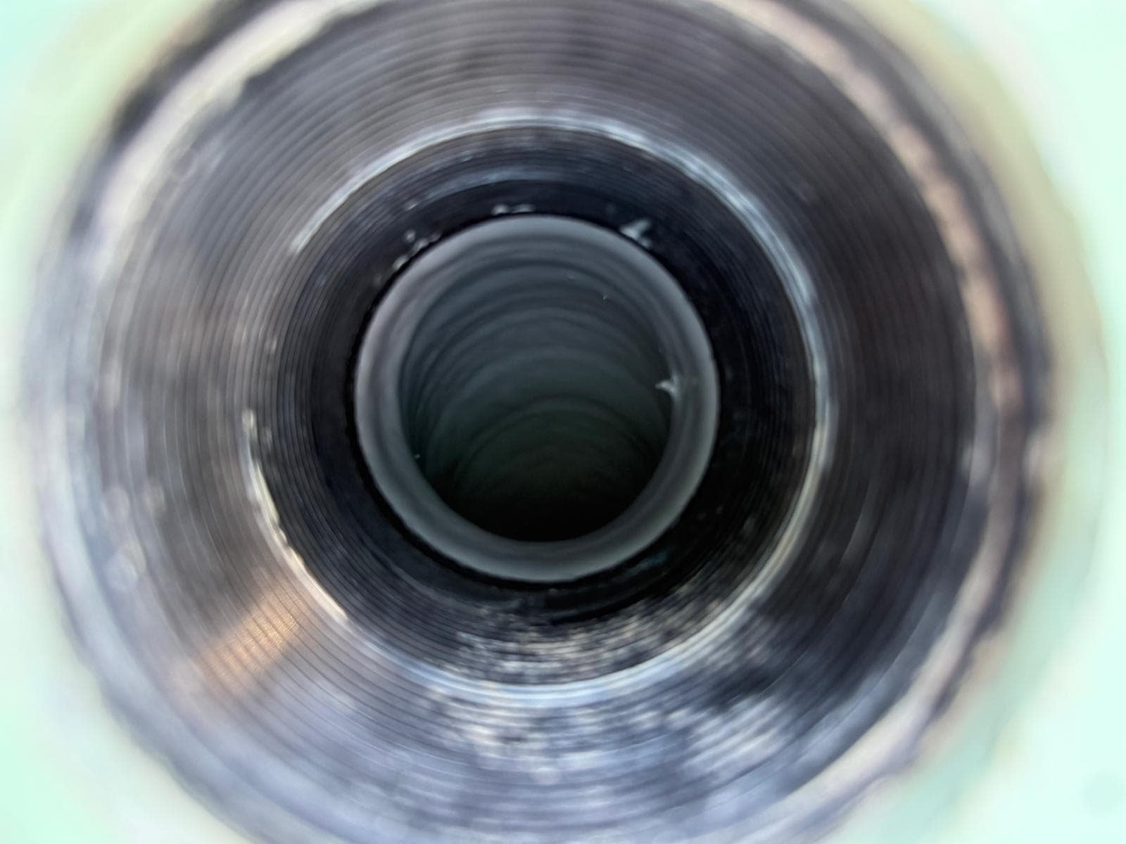Re-Line Fachperson bei der Spray-relining-Innenbeschichtung
