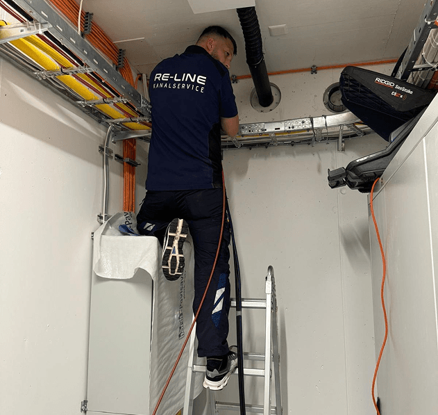 Re-Line Techniker bei der Rohrinstallation vor Ort
